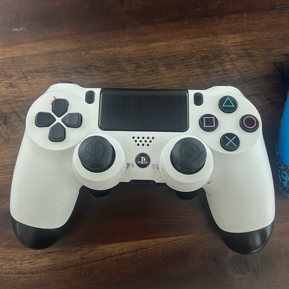 Scuffed PlayStation 4 controller - Picture 5 of 5